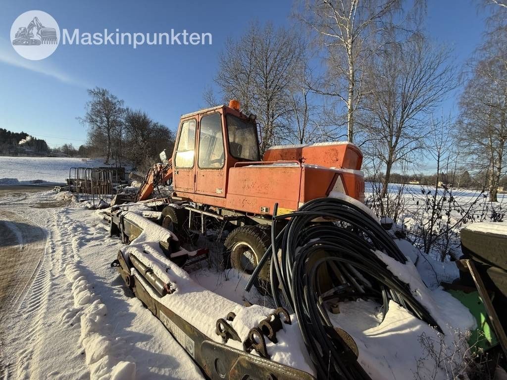Atlas 1304 wheel excavator, side view