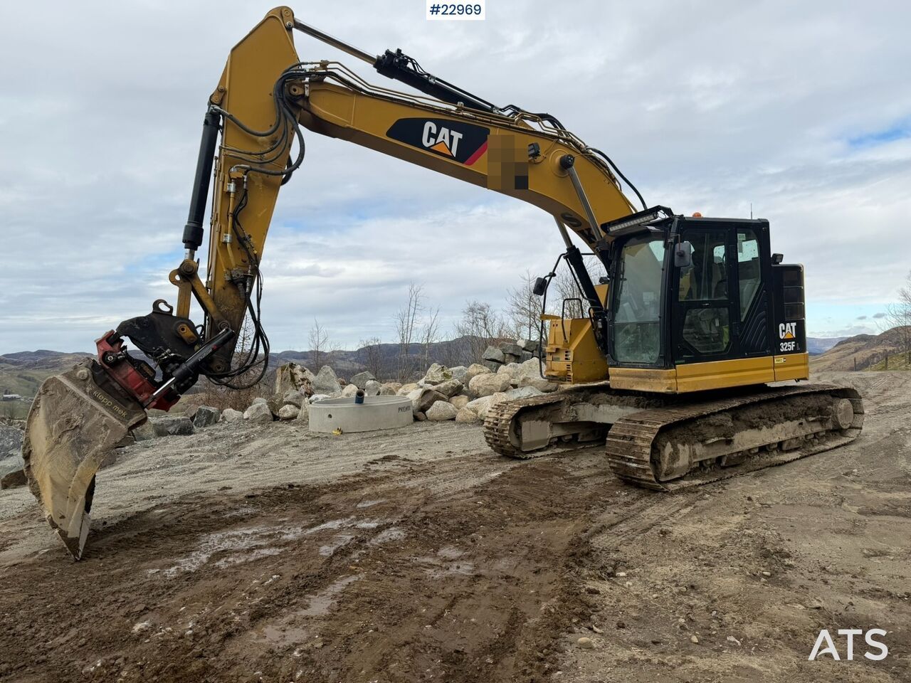 2018 Caterpillar 325FL crawler excavator side view 2018 Caterpillar 325FL crawler excavator side view