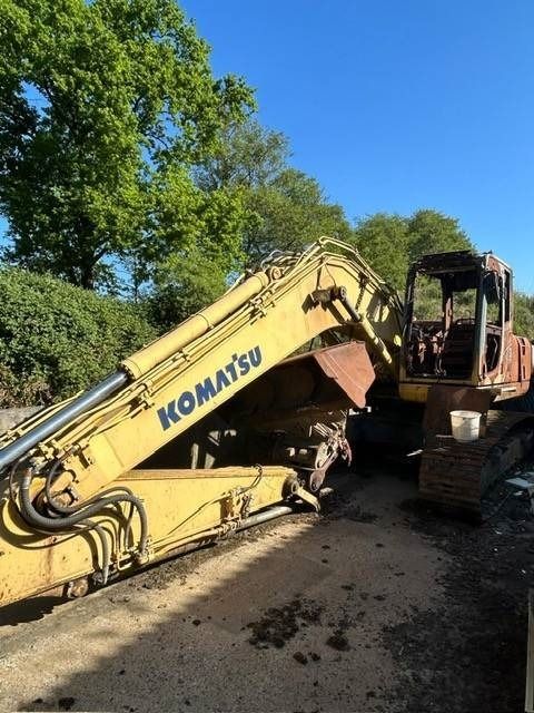 2006 Komatsu PC210LC-8 crawler excavator, side profile view 2006 Komatsu PC210LC-8 crawler excavator, side profile view