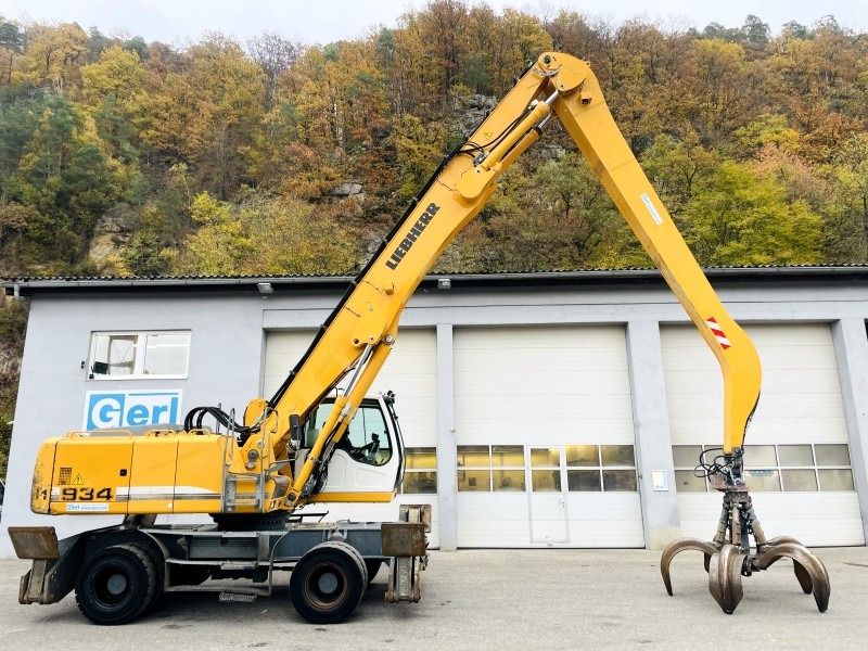 2011 Liebherr A934C material handler side view 2011 Liebherr A934C material handler side view