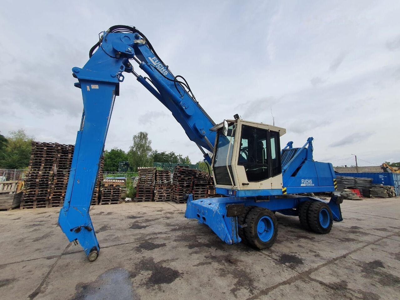 2003 Fuchs MHL340C FQC material handler, side view 2003 Fuchs MHL340C FQC material handler, side view