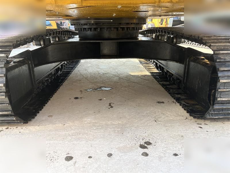 2018 Caterpillar 320D2 crawler excavator undercarriage view 2018 Caterpillar 320D2 crawler excavator undercarriage view