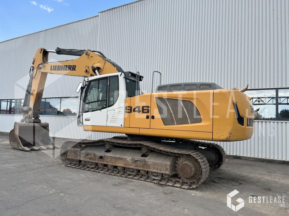 2014 Liebherr R946LC crawler excavator, side view 2014 Liebherr R946LC crawler excavator, side view