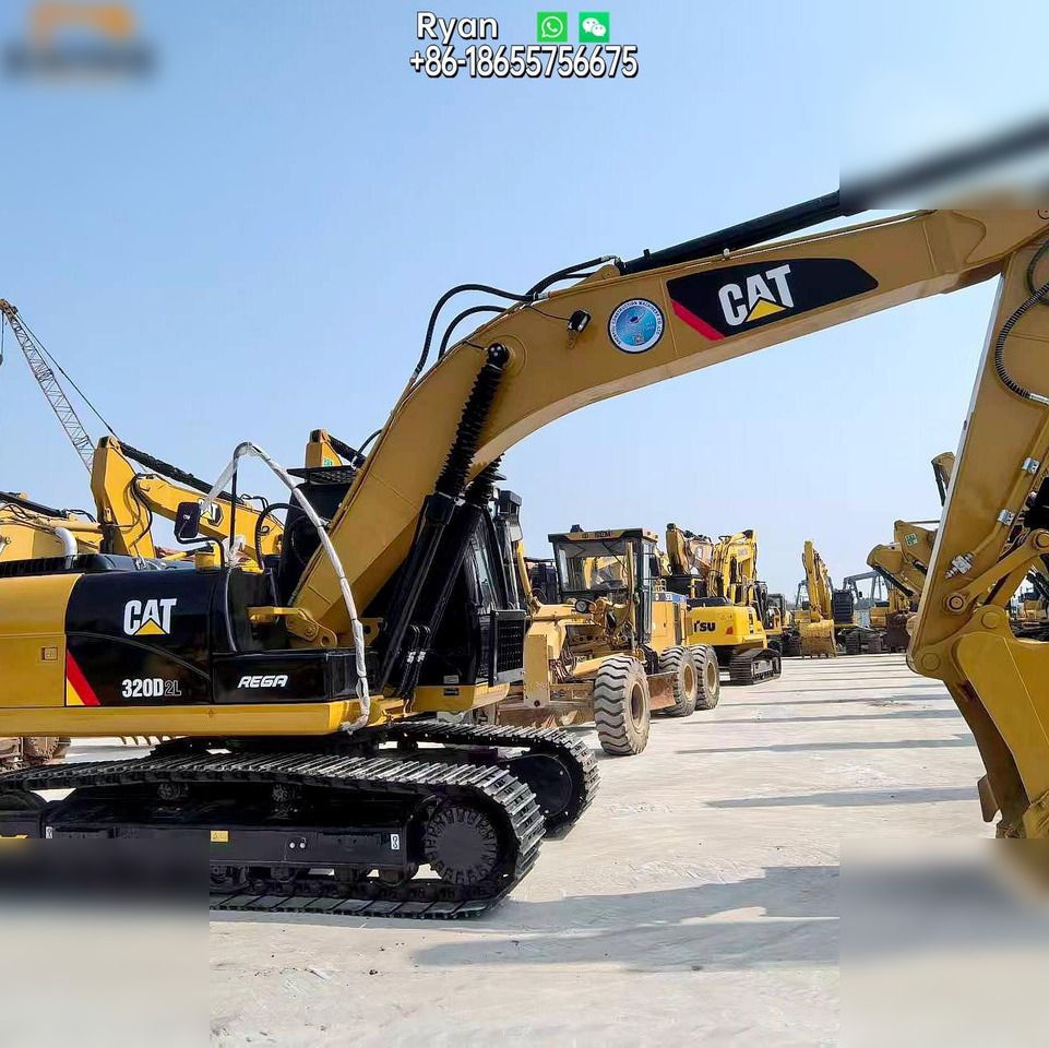 Koparka gąsienicowa Caterpillar 320D2L z 2013 roku, widok z boku Koparka gąsienicowa Caterpillar 320D2L z 2013 roku, widok z boku