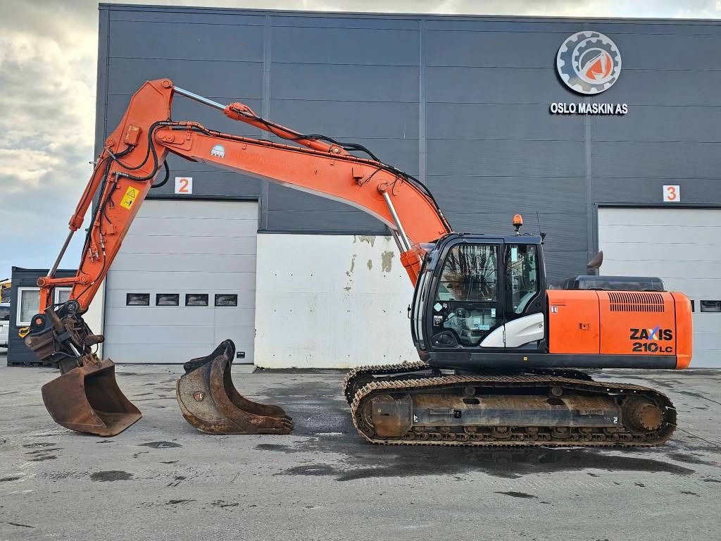 2014 Hitachi Zaxis 210LC crawler excavator side view 2014 Hitachi Zaxis 210LC crawler excavator side view