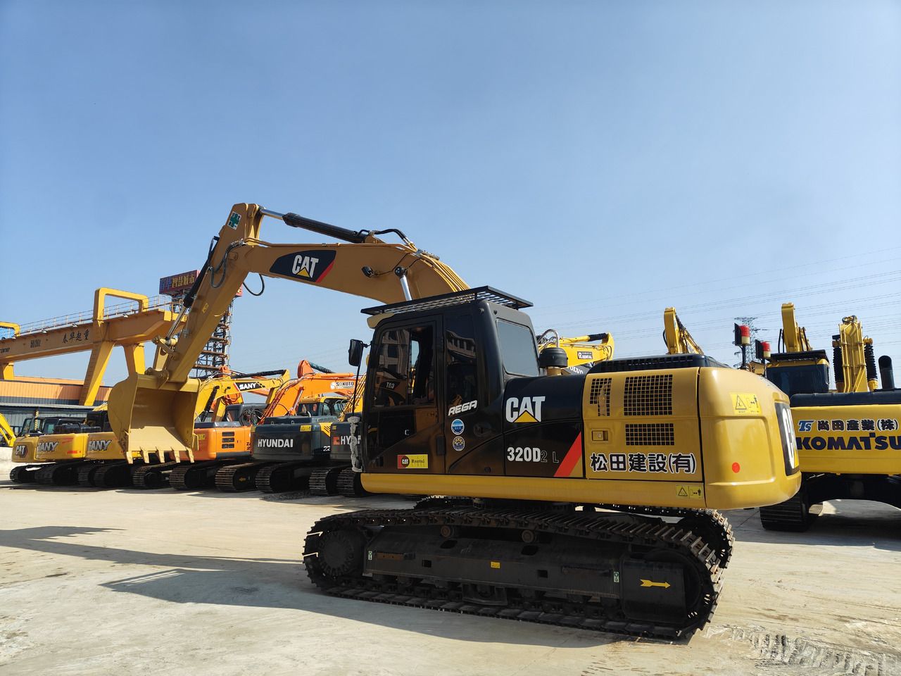 Escavatore cingolato Caterpillar 320D2 L del 2025, vista laterale Escavatore cingolato Caterpillar 320D2 L del 2025, vista laterale
