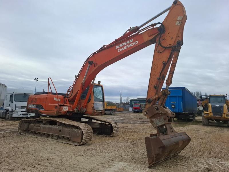 2005 Doosan SOLAR 255LC-V crawler excavator side view