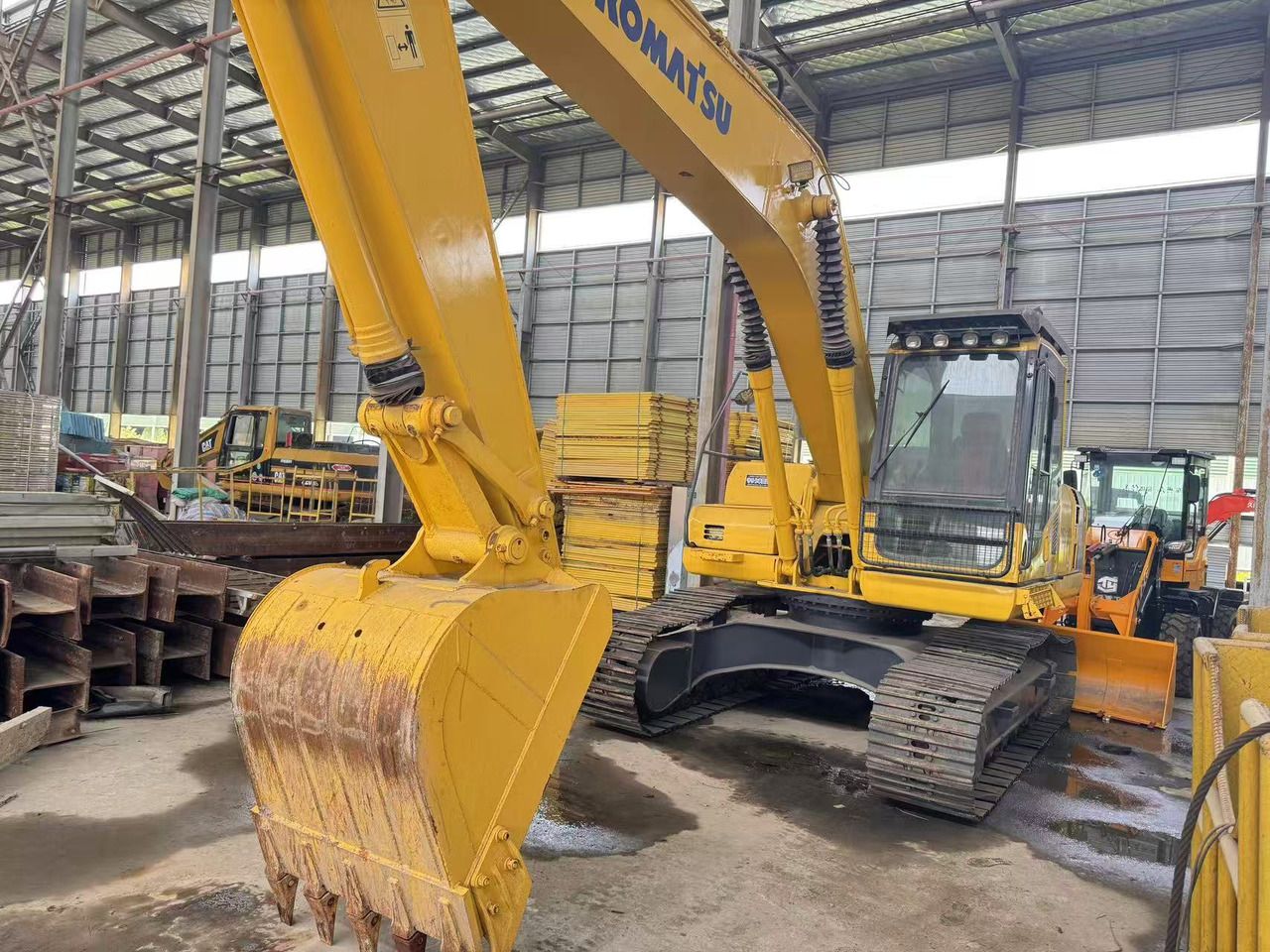 Escavatore cingolato Komatsu PC200-8 del 2018, vista anteriore tre quarti Escavatore cingolato Komatsu PC200-8 del 2018, vista anteriore tre quarti