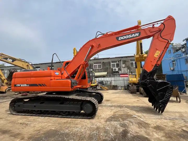 2020 Doosan DX225LC crawler excavator, side view 2020 Doosan DX225LC crawler excavator, side view