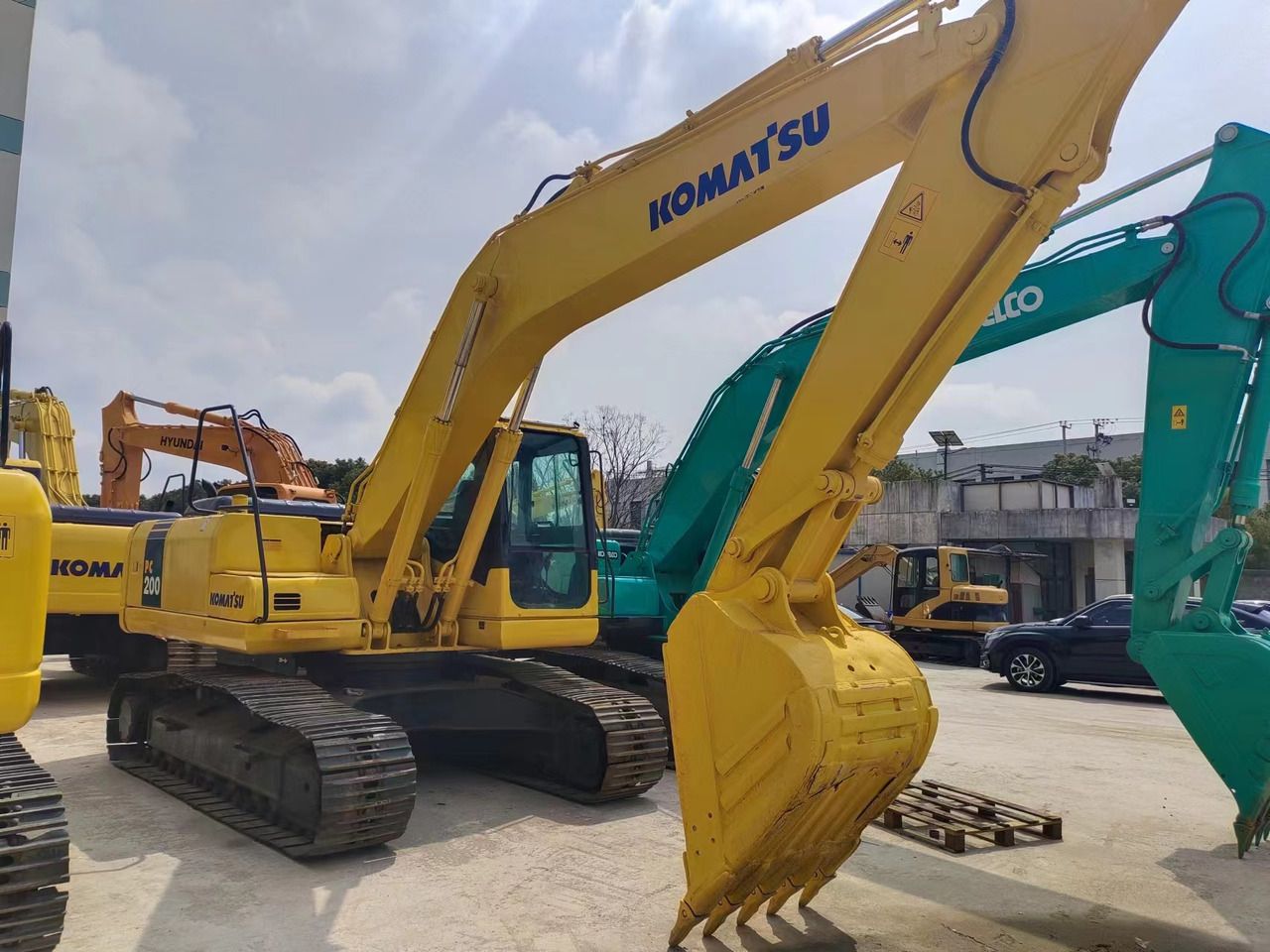 2015 Komatsu PC200-7 crawler excavator, side view