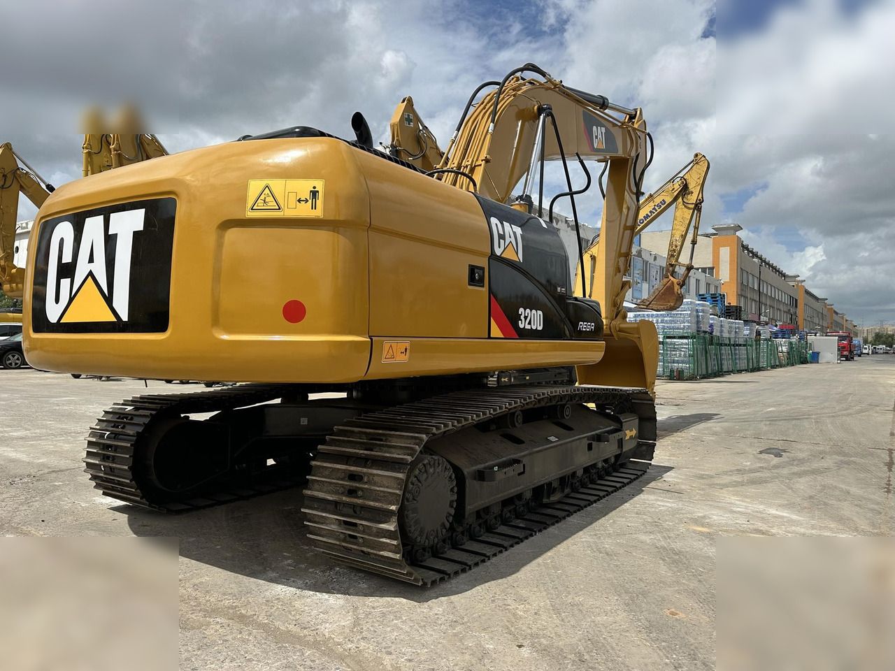 2022 Caterpillar 320D гусеничный экскаватор, задний вид в три четверти 2022 Caterpillar 320D гусеничный экскаватор, задний вид в три четверти