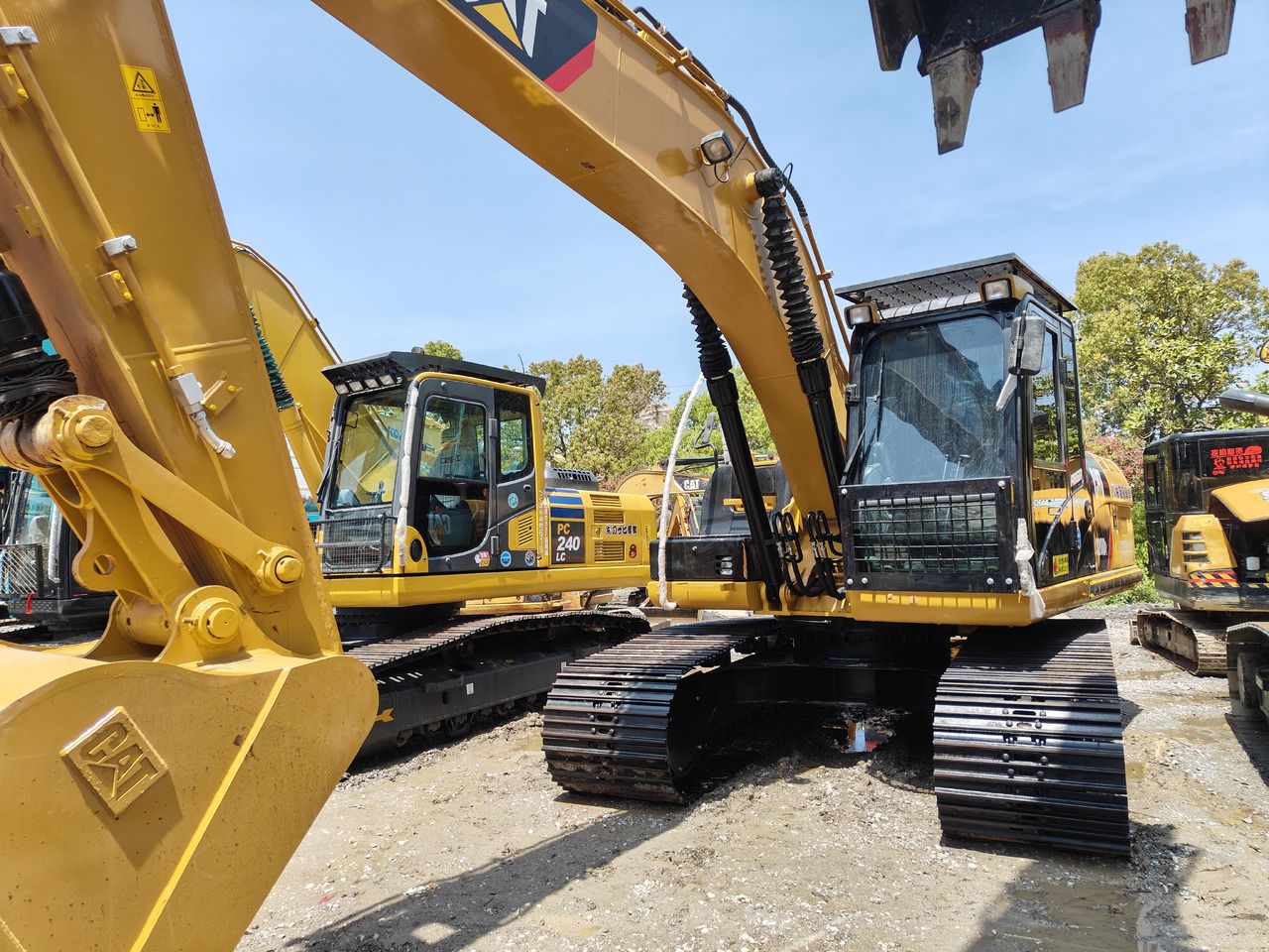 2025 Caterpillar 320D2 paletli ekskavatör, önden üç çeyrek görünüm
