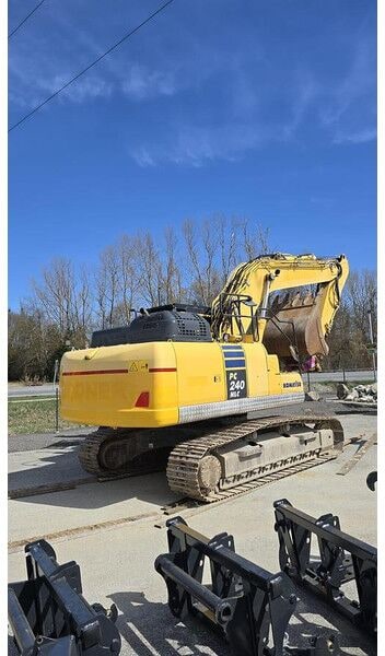 2017 Komatsu PC240 NLC-11 excavator, rear three-quarter view 2017 Komatsu PC240 NLC-11 excavator, rear three-quarter view