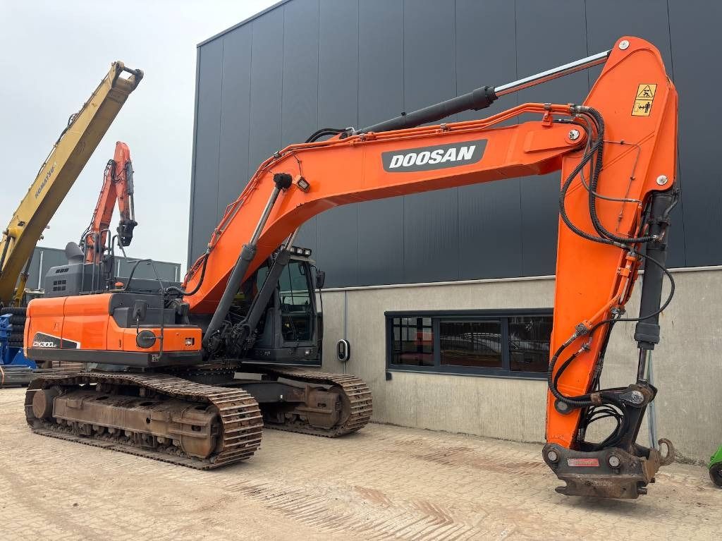 2017 Doosan DX300LC-5 crawler excavator side view 2017 Doosan DX300LC-5 crawler excavator side view