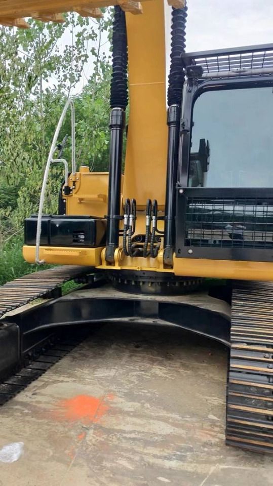 Гусеничный экскаватор 2024 Caterpillar 320D2, вид сзади-сбоку Гусеничный экскаватор 2024 Caterpillar 320D2, вид сзади-сбоку