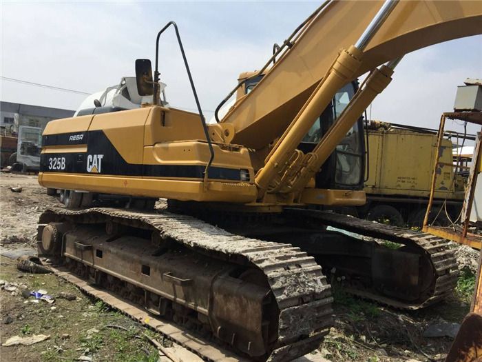 2006 Caterpillar 325B crawler excavator, side profile view 2006 Caterpillar 325B crawler excavator, side profile view