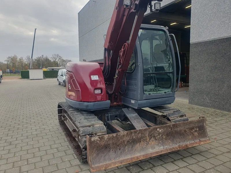 2005 New Holland E70 mini excavator, front three-quarter view 2005 New Holland E70 mini excavator, front three-quarter view