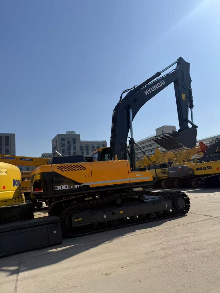 2020 Hyundai R300LC-9T crawler excavator, side profile view 2020 Hyundai R300LC-9T crawler excavator, side profile view