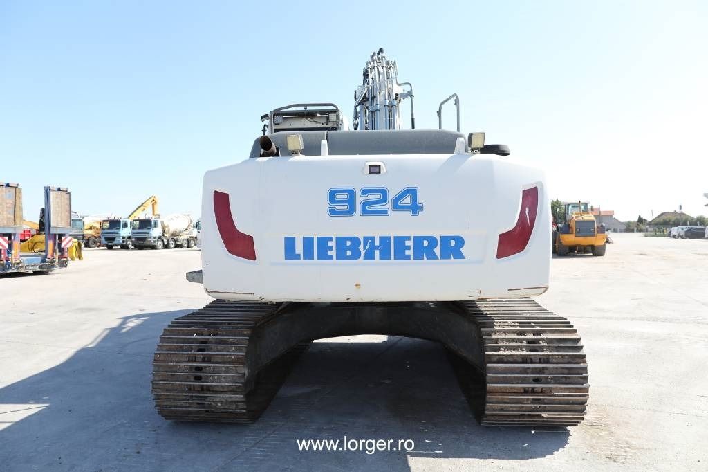 2016 Liebherr R 924 crawler excavator, rear view 2016 Liebherr R 924 crawler excavator, rear view