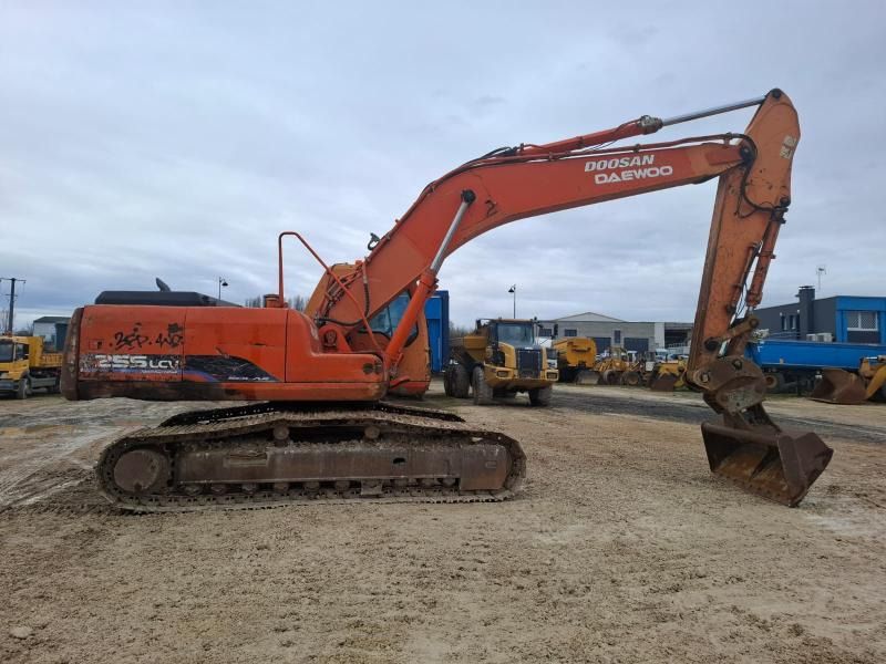 2005 Doosan SOLAR 255LC-V crawler excavator side view