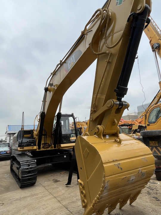 Escavadora de rastos Caterpillar 320D2 de 2019, vista frontal a três quartos Escavadora de rastos Caterpillar 320D2 de 2019, vista frontal a três quartos