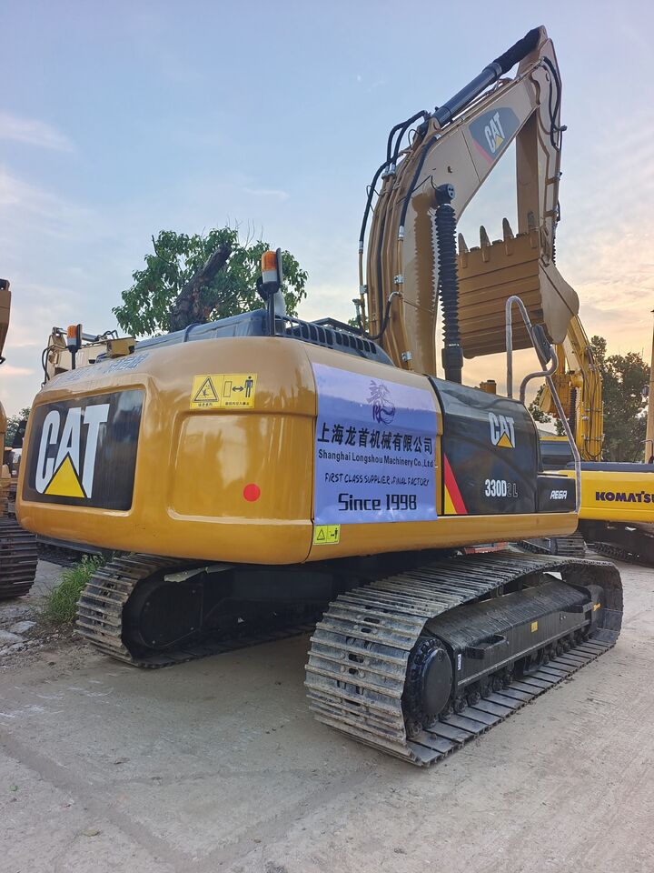 2025 Caterpillar 330D2L crawler excavator rear three-quarter view 2025 Caterpillar 330D2L crawler excavator rear three-quarter view