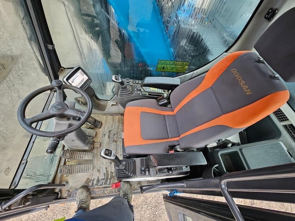 2018 Doosan DX165W-5 wheel excavator interior view