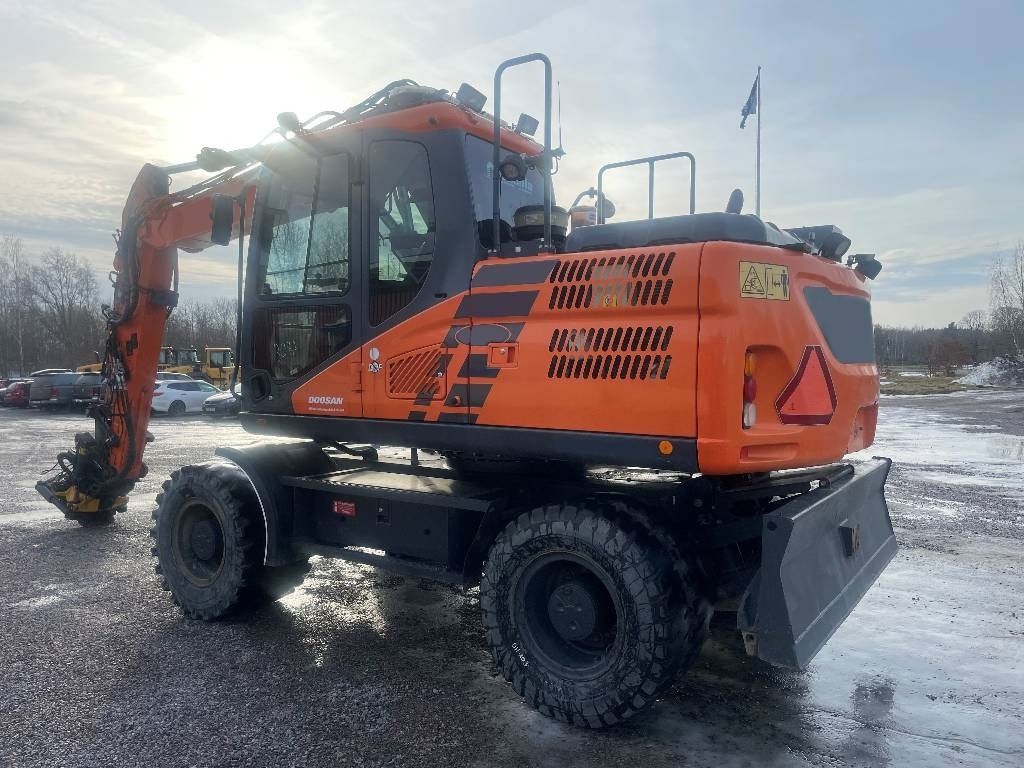 2016 Doosan DX140W-5 wheel excavator, rear three-quarter view 2016 Doosan DX140W-5 wheel excavator, rear three-quarter view