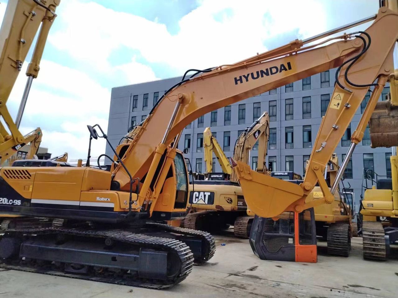 2023 Hyundai 220LC-9S crawler excavator side view