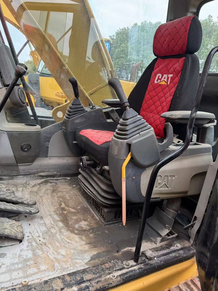 Escavatore cingolato Caterpillar 320D del 2019, vista interna Escavatore cingolato Caterpillar 320D del 2019, vista interna