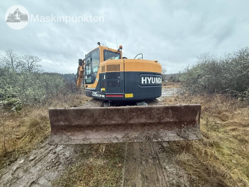 2016 Hyundai R235LCR-9A crawler excavator, rear view with blade 2016 Hyundai R235LCR-9A crawler excavator, rear view with blade