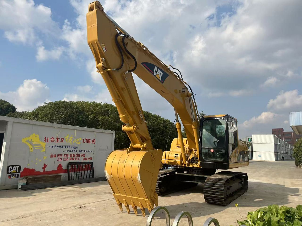 2011 Caterpillar 320CL гусеничний екскаватор, передній тричвертний вид 2011 Caterpillar 320CL гусеничний екскаватор, передній тричвертний вид
