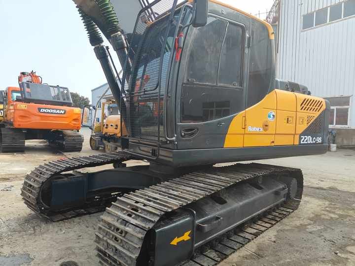 2020 Hyundai 220LC-9S crawler excavator, side view 2020 Hyundai 220LC-9S crawler excavator, side view