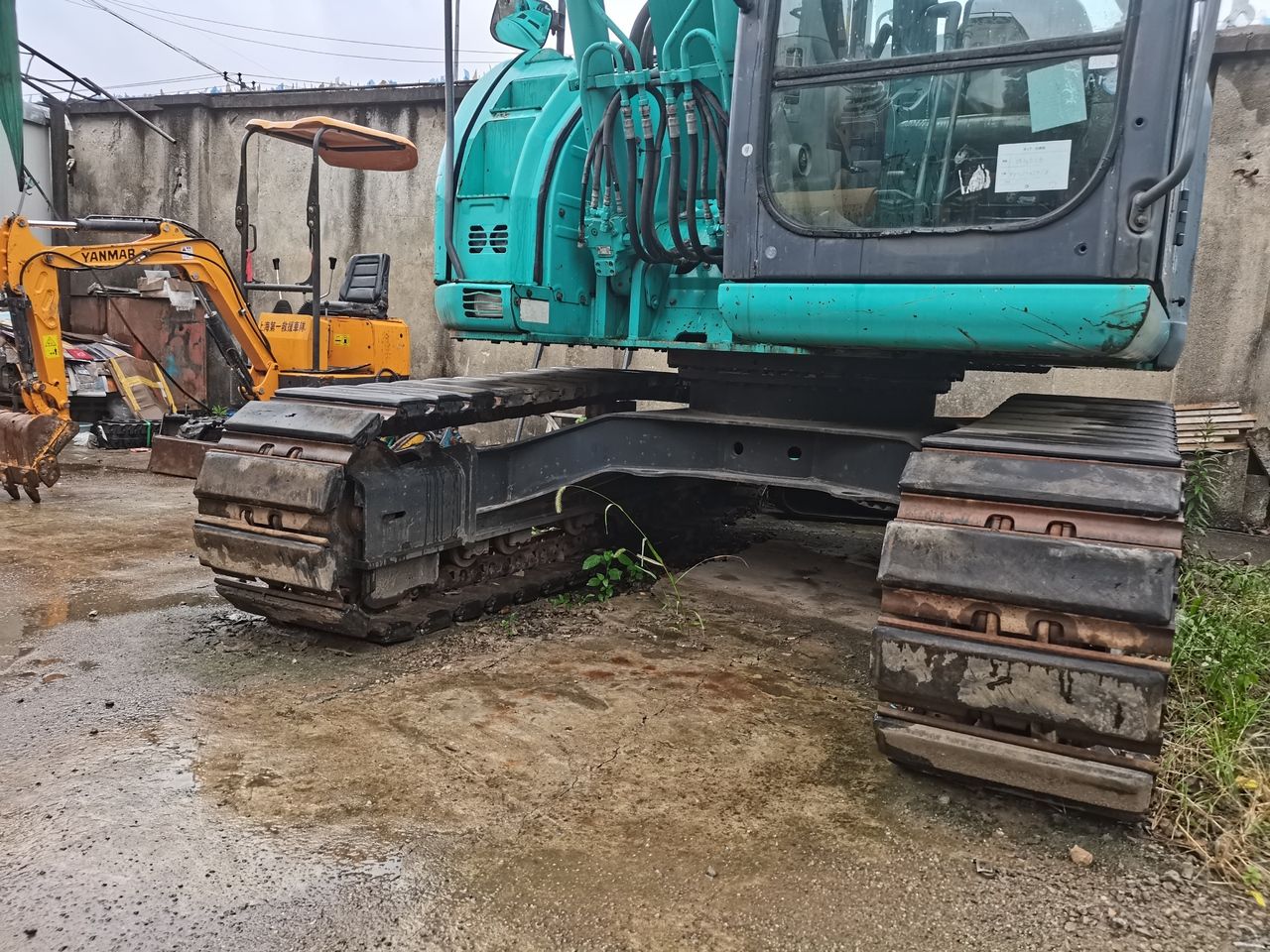 2015 Kobelco SK125SR crawler excavator, side view of undercarriage and cab 2015 Kobelco SK125SR crawler excavator, side view of undercarriage and cab