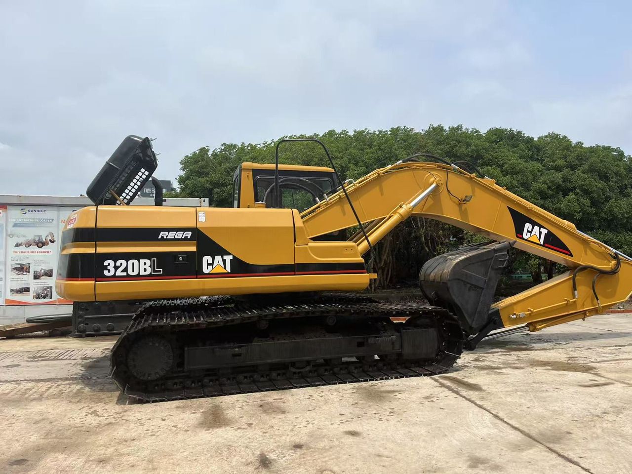 Caterpillar 320BL crawler excavator, side profile view Caterpillar 320BL crawler excavator, side profile view