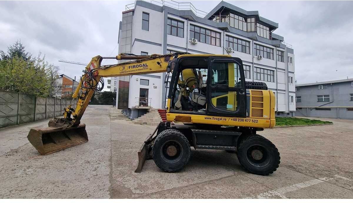 Komatsu PW148-8 wheel excavator, side profile view Komatsu PW148-8 wheel excavator, side profile view