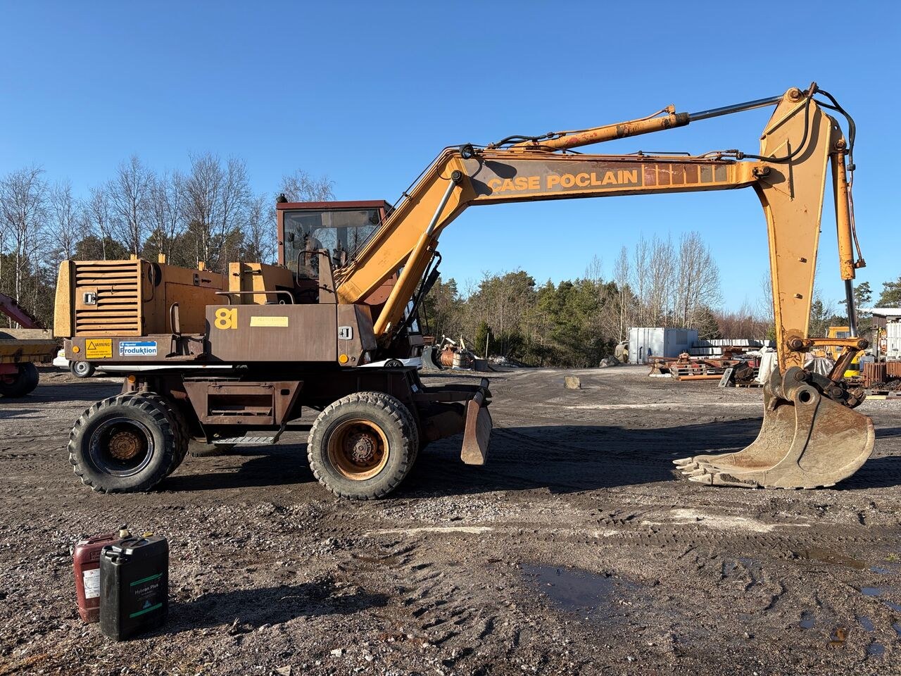 1988 CASE Poclain 81 P excavator side view 1988 CASE Poclain 81 P excavator side view