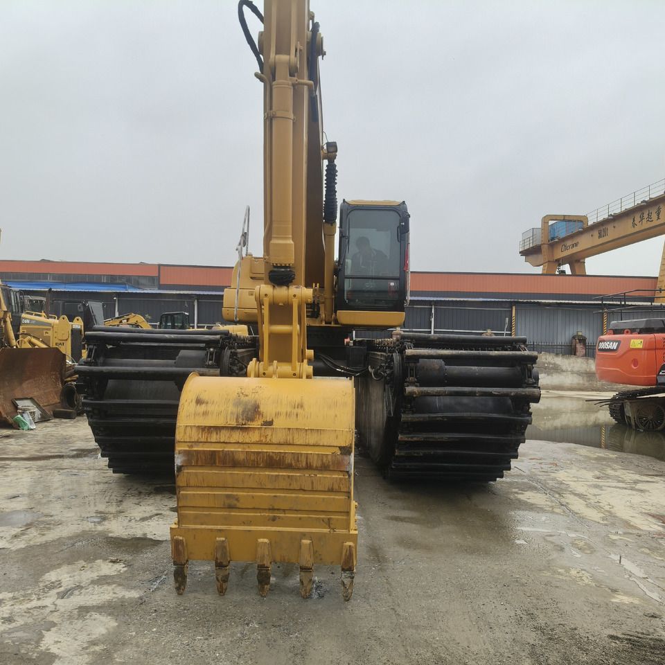 2021 Caterpillar 320C amphibious excavator, front view 2021 Caterpillar 320C amphibious excavator, front view