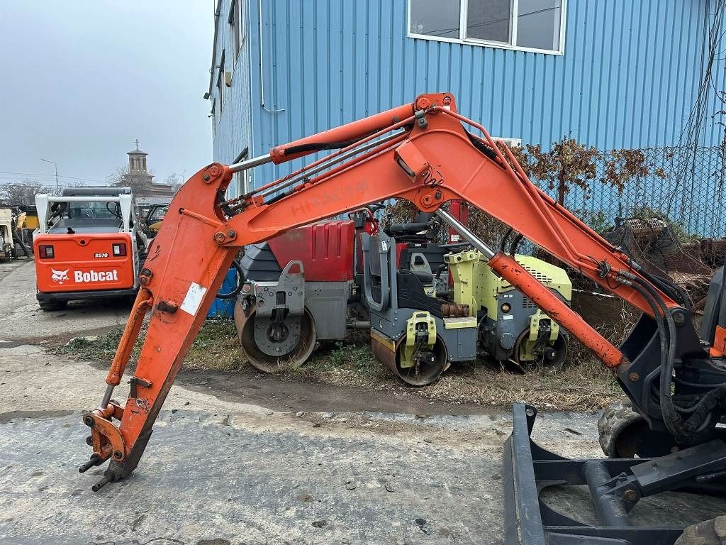 2006 Hitachi ZX27 U-2 mini excavator boom and arm view