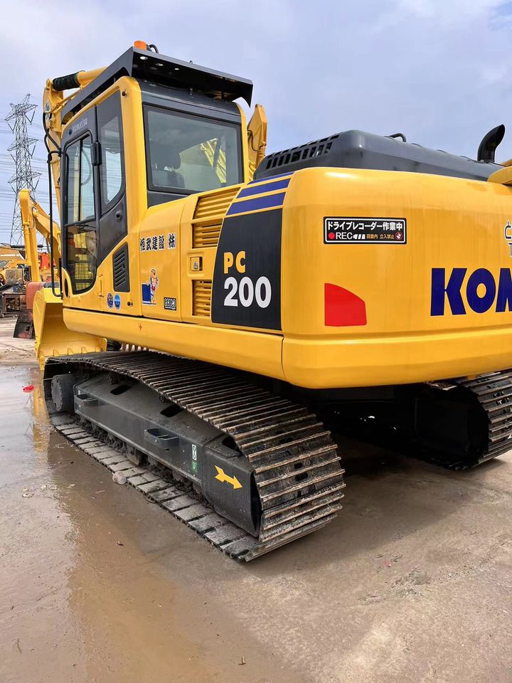 Pelle sur chenilles Komatsu PC200-8 2024, vue arrière trois-quarts Pelle sur chenilles Komatsu PC200-8 2024, vue arrière trois-quarts