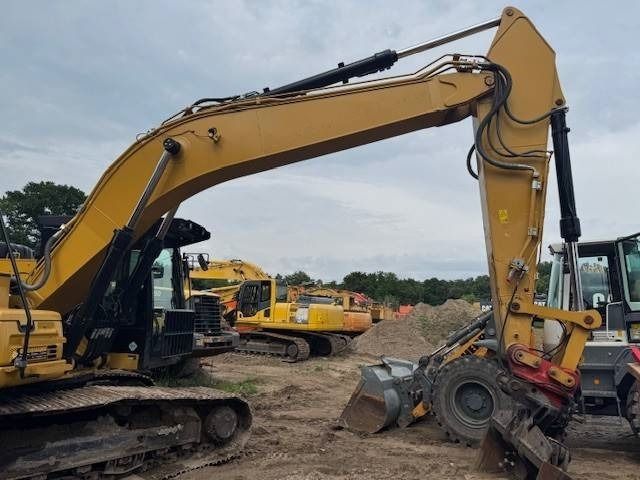 2018 Caterpillar 326FL crawler excavator side view 2018 Caterpillar 326FL crawler excavator side view