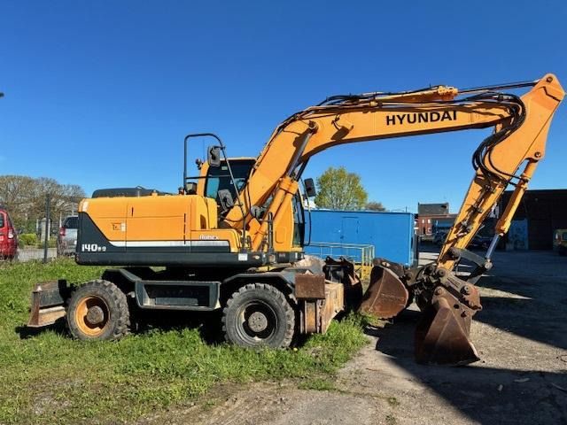 2010 Hyundai 140W-9 wheel excavator side view