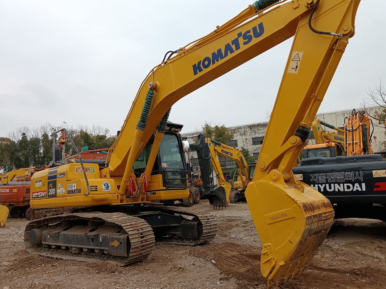 Escavatore cingolato Komatsu PC200-8 del 2023, vista laterale Escavatore cingolato Komatsu PC200-8 del 2023, vista laterale