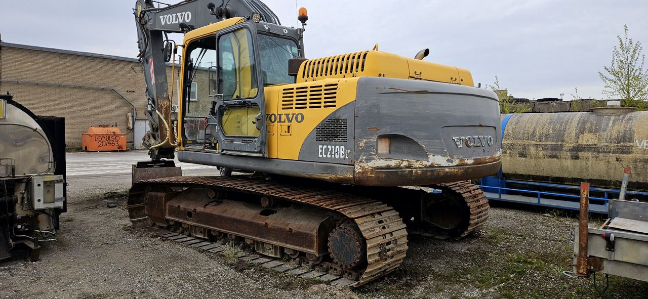 2006 Volvo EC210BLC crawler excavator, rear three-quarter view 2006 Volvo EC210BLC crawler excavator, rear three-quarter view