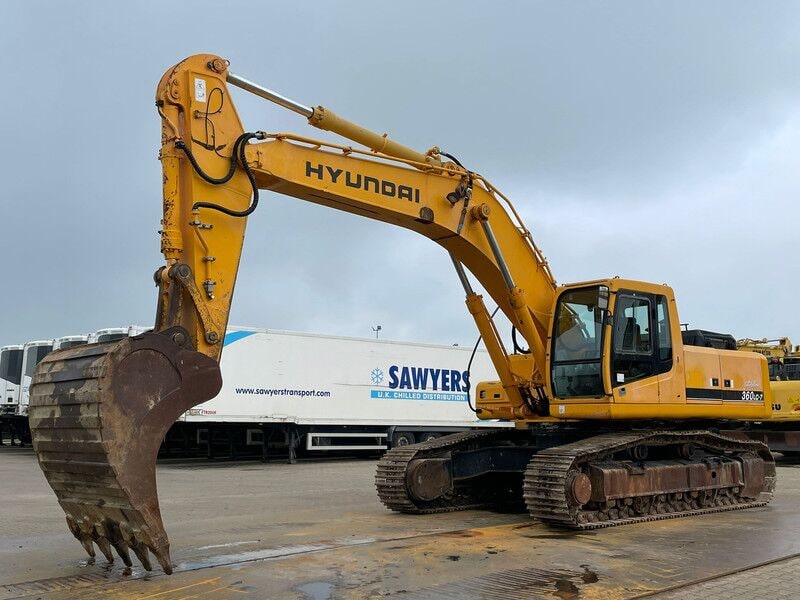2005 Hyundai R360LC-7 crawler excavator, side view 2005 Hyundai R360LC-7 crawler excavator, side view