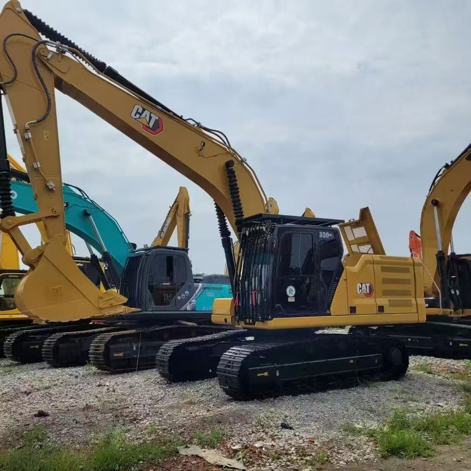 2017 Caterpillar 330GC crawler excavator, side view 2017 Caterpillar 330GC crawler excavator, side view