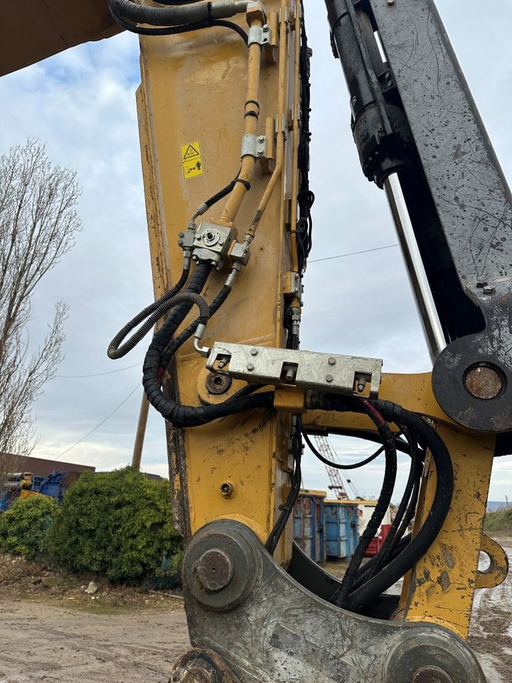 2020 Caterpillar 326FLN crawler excavator boom detail 2020 Caterpillar 326FLN crawler excavator boom detail