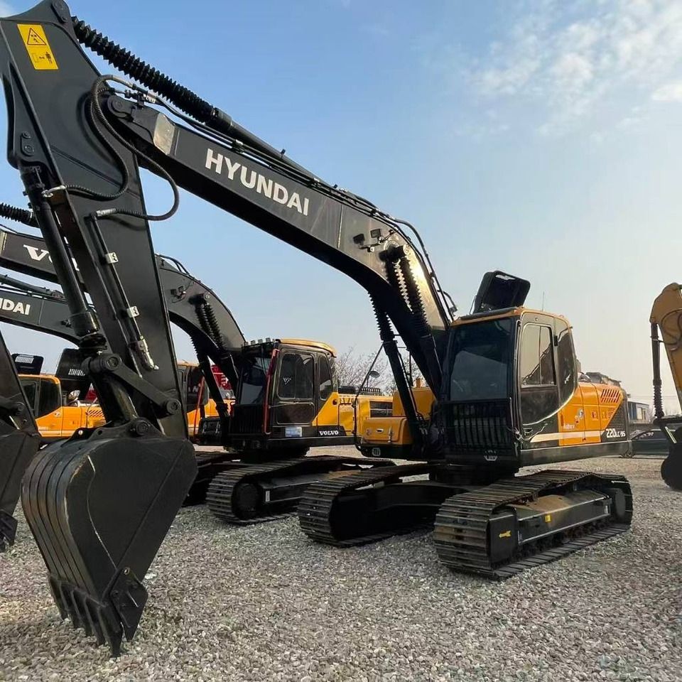 2023 Hyundai 220LC-9S crawler excavator, side view 2023 Hyundai 220LC-9S crawler excavator, side view