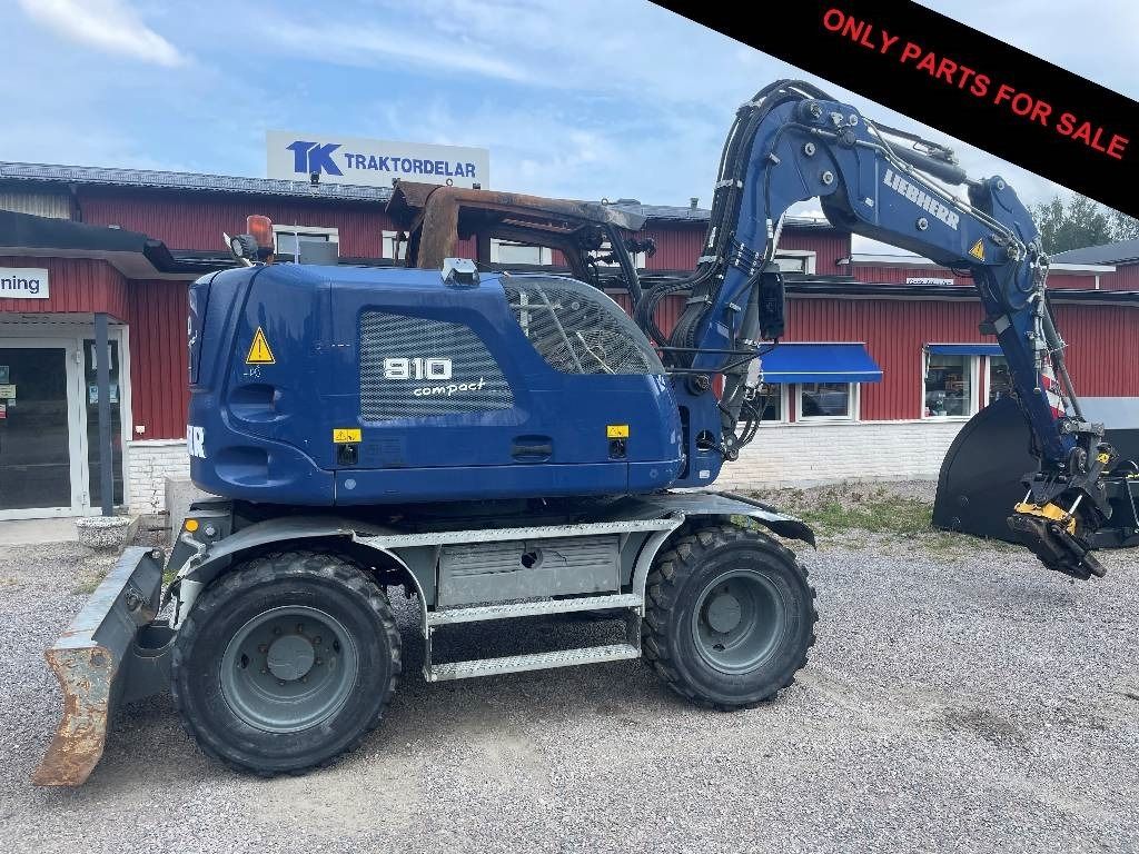 Liebherr 910 Compact wheel excavator side view