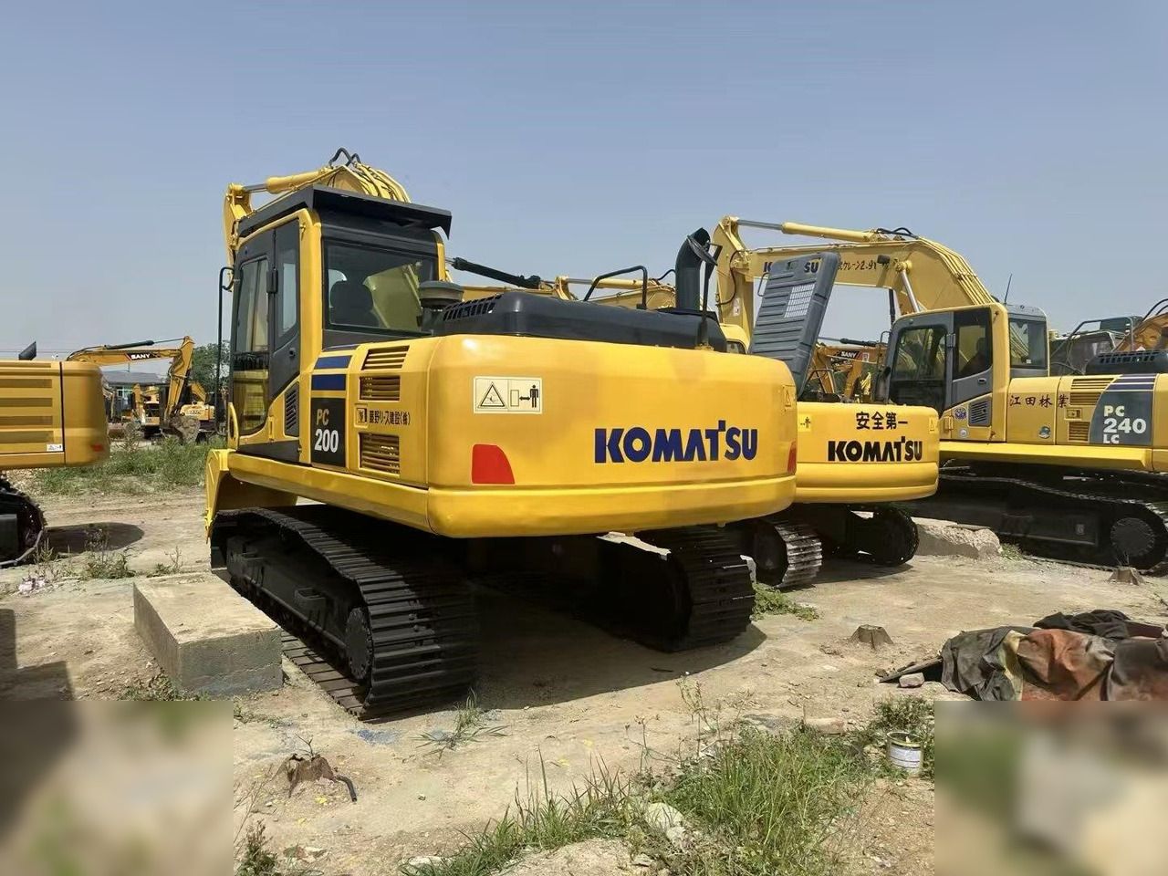 Escavatore cingolato Komatsu PC200-8 del 2021, vista posteriore tre quarti Escavatore cingolato Komatsu PC200-8 del 2021, vista posteriore tre quarti